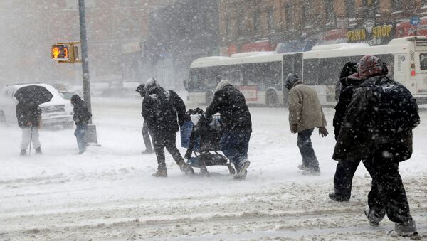 People struggle against wind and snow as they cross 125th street in upper Manhattan during a snowstorm in New York City, New York, U.S., January 4, 2018 - Sputnik Moldova-România