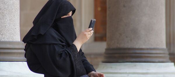 Девушка в парандже - Sputnik Молдова