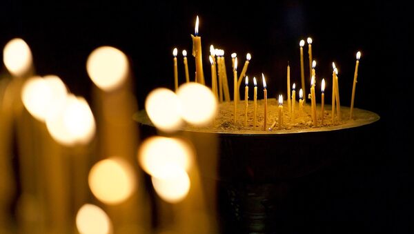 Горящие свечи у икон в кафедральном соборе Светицховели - Sputnik Молдова