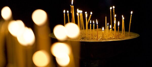 Горящие свечи у икон в кафедральном соборе Светицховели - Sputnik Молдова