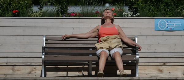 Женщина отдыхает на скамейке - Sputnik Moldova