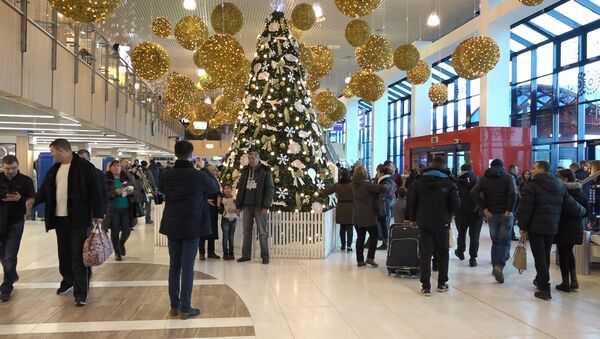 Сюрпризы в канун Рождества: пассажиров аэропорта Кишинева ждут подарки - Sputnik Moldova