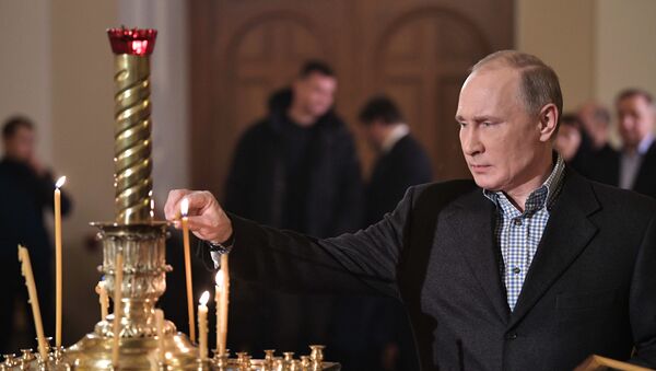 Президент РФ В. Путин посетил Рождественское богослужение - Sputnik Moldova-România
