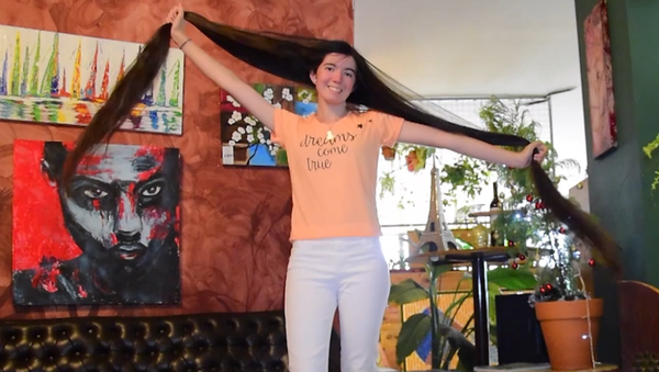 Рапунцель из Аргентины: девушка отрастила волосы длиной 1.53 м - Sputnik Молдова
