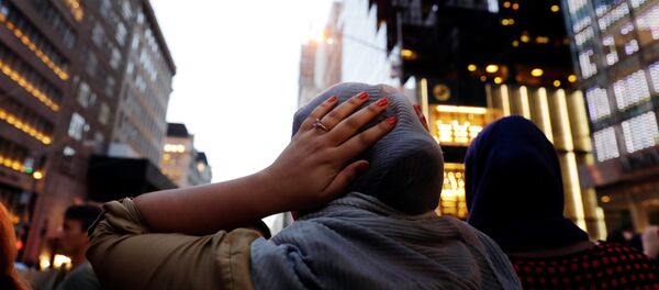 Мусульманка во время ифтара в Нью-Йорке, США, 1 июня 2017 года - Sputnik Moldova