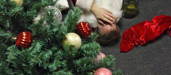 Дед Мороз на утро, после встречи Нового Года - Sputnik Молдова