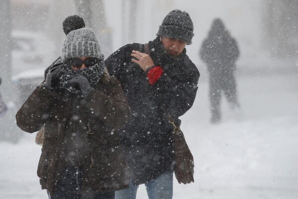 Oameni pe străzile orașului Brooklyn în timpul furtunii Grayson, New York, SUA - Sputnik Moldova