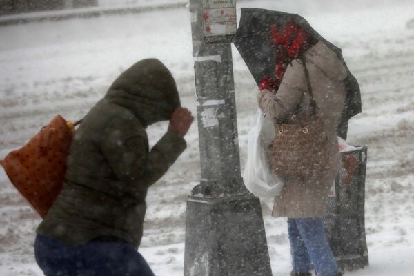 Niște trecători pe străzile din Manhattan în timpul furtunii de zăpadă, New York, SUA - Sputnik Moldova