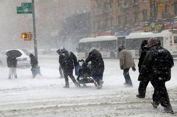 Oamenii mergând împotriva vântului puternic, pe o stradă din Manhattan, în timpul furtunii de zăpadă Grayson, New York, SUA - Sputnik Moldova