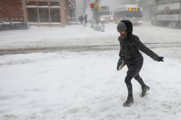 O femeie merge pe o stradă din Brooklyn în timpul furtunii de zăpadă Grayson, New York, SUA - Sputnik Moldova