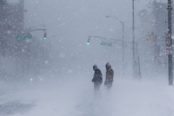 Oamenii înfruntă furtuna de zăpadă pe una din străzile din raionul Long Branch, New Jersey, SUA - Sputnik Moldova