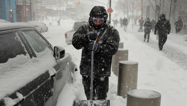Un bărbat încearcă să-și deblocheze mașina după furtuna de zăpadă din New York, SUA - Sputnik Moldova