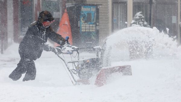 Человек с помощью снегоочистителя прокладывает себе путь по одной из улиц в Порт-Вашингтон, Нью-Йорк, США - Sputnik Молдова