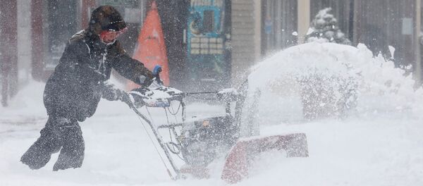 Человек с помощью снегоочистителя прокладывает себе путь по одной из улиц в Порт-Вашингтон, Нью-Йорк, США - Sputnik Молдова