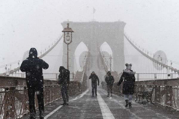 Пешеходы на Бруклинском мосту во время шторма Грейсон в Нью-Йорке, США - Sputnik Молдова