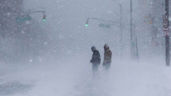 Люди борются с сильным ветром и снегом на одной из улиц в районе Лонг-Бранч, Нью-Джерси, США - Sputnik Молдова