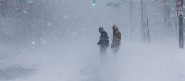 Люди борются с сильным ветром и снегом на одной из улиц в районе Лонг-Бранч, Нью-Джерси, США Люди борются с сильным ветром и снегом на одной из улиц в районе Лонг-Бранч, Нью-Джерси, США - Sputnik Молдова