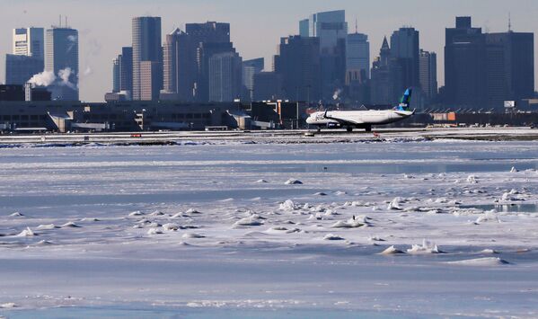 Перед приближением снежной бури самолет Jet Blue ожидает взлета в международном аэропорту Логан на фоне замерзших вод Атлантического океан, между Уинтропом и Бостоном, штат Массачусетс, США - Sputnik Молдова