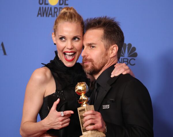 Сэм Рокуэлл с женой на вручении Золотого глобуса - Sputnik Молдова