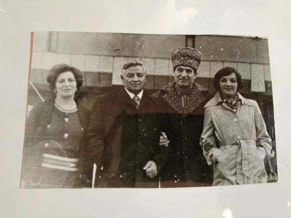 Слева направо: Жена танцора Нина Аркадьевна Эсамбаева, Александр Федько, Махмуд Эсамбаев, незнакомка. Слева направо: Жена танцора Нина Аркадьевна Эсамбаева, Александр Федько, Махмуд Эсамбаев, незнакомка. - Sputnik Молдова