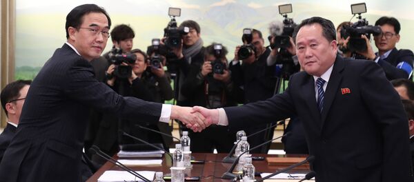 South Korea's Unification Minister Cho Myung-Gyun (L) shakes hands with North Korean chief delegate Ri Son-Gwon during their last meeting at the border truce village of Panmunjom in the Demilitarized Zone (DMZ) dividing the two Koreas - Sputnik Moldova-România