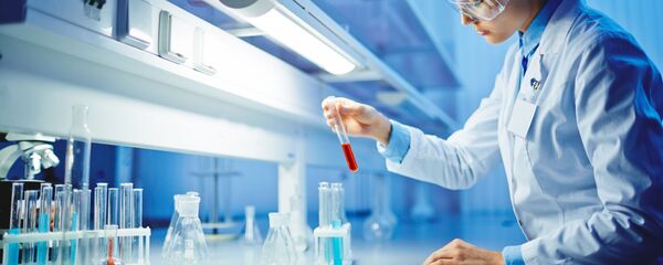 Женщина-ученый в лаборатории - Sputnik Moldova