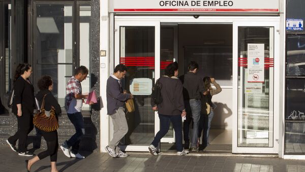 People queue outside an unemployment registry office in Madrid. (File) - Sputnik Moldova-România