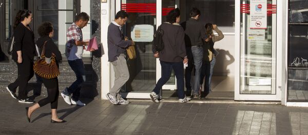 People queue outside an unemployment registry office in Madrid. (File) People queue outside an unemployment registry office in Madrid. (File) - Sputnik Moldova-România