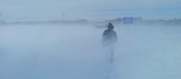 Снежные заторы на трассах в Новосибирской области - Sputnik Moldova-România