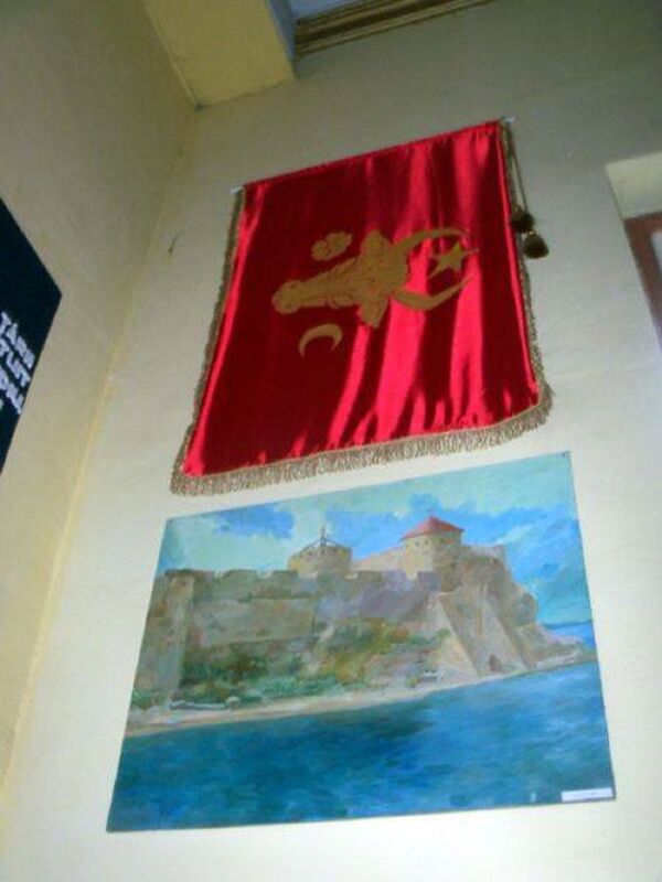 Знамя Молдовы времен Штефана Великого и изображение молдавской крепости Четатя албэ - Sputnik Молдова