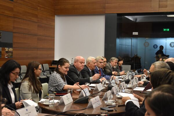 Teodor Meleșcanu și reprezentanți grupului statelor arabe Teodor Meleșcanu și reprezentanți grupului statelor arabe - Sputnik Moldova-România