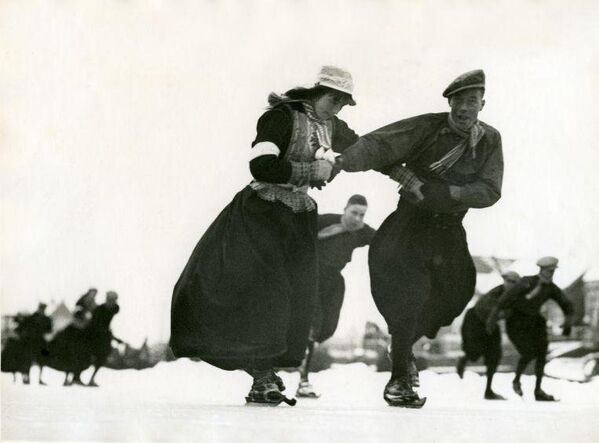 Катание на деревянных коньках в традиционных костюмах в Маркене, Нидерланды. 1938 год Архивное фото - Sputnik Молдова