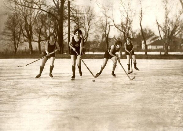 Женский хоккей на льду в купальниках. Миннеаполис, США, 1925 год. Архивное фото - Sputnik Молдова
