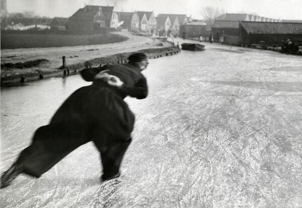 Фигуристка в костюме. Нидерланды, январь 1933 года. Архивное фото - Sputnik Молдова