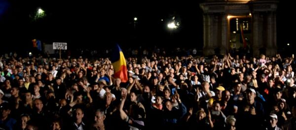 Лозунги и песни за отставку правительства, или Как прошла ночь в Кишиневе - Sputnik Молдова