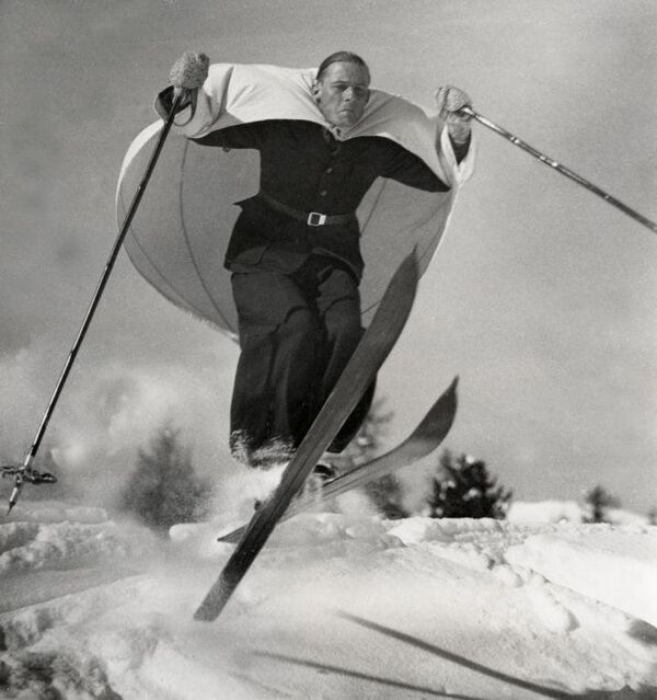 Лыжи и парус (скайсейлинг) — новый вид спорта, изобретенный в Австрии. Архивное фото - Sputnik Молдова