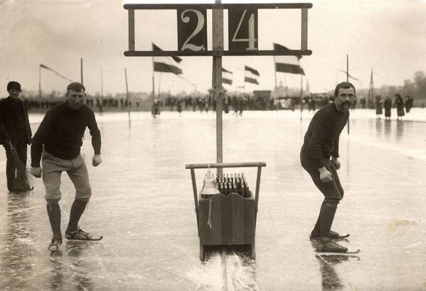 Голландские конькобежцы в Леэвардене (Нидерланды), 1914 год. Архивное фото - Sputnik Молдова