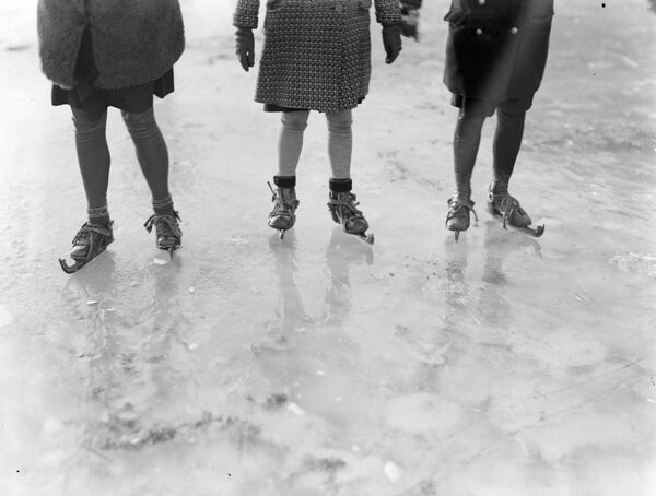 Девочки на коньках. Архивное фото - Sputnik Молдова