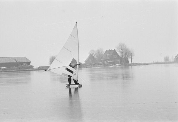 Катание под парусом по льду в Голландии. 1980 год. Архивное фото - Sputnik Молдова