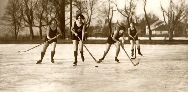 Женский хоккей на люду в купальниках. Миннеаполис, США, 1925 год. Архивное фото - Sputnik Молдова
