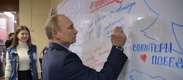 Президент РФ В. Путин посетил свой предвыборный штаб в Москве - Sputnik Moldova-România