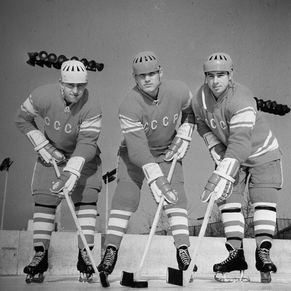 Члены сборной команды СССР по хоккею Борис Михайлов, Владимир Петров, Валерий Харламов. - Sputnik Молдова