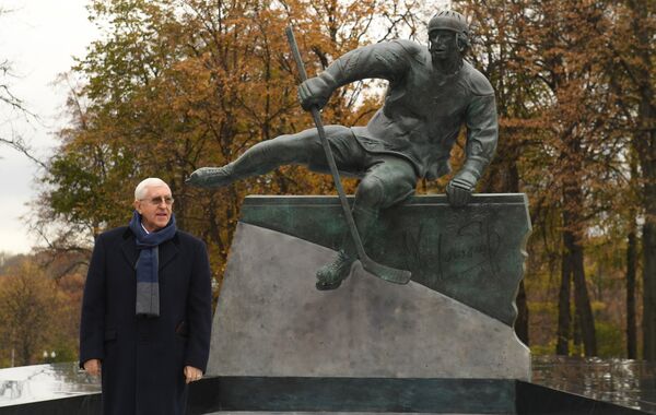 Советский хоккеист, заслуженный мастер спорта СССР Борис Михайлов на открытии памятника советскому хоккеисту, двукратному олимпийскому чемпиону Валерию Харламову на территории олимпийского комплекса Лужники в Москве. - Sputnik Молдова