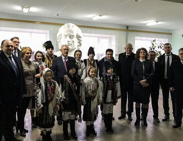 Teodor Meleșcanu la liceul Mihai Eminescu din Carapciv Teodor Meleșcanu la liceul Mihai Eminescu din Carapciv - Sputnik Moldova-România
