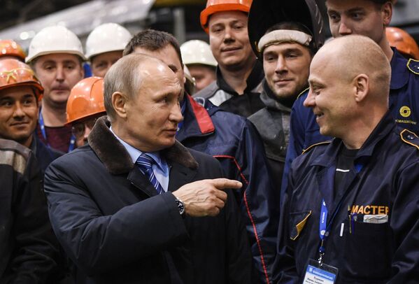 Президент РФ Владимир Путин во время встречи с рабочими Тверского вагоностроительного завода - Sputnik Молдова