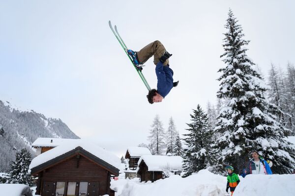 Тинейджер делает кувырок в воздухе на лыжах во время зимнего отдыха в Швейцарских Альпах - Sputnik Молдова