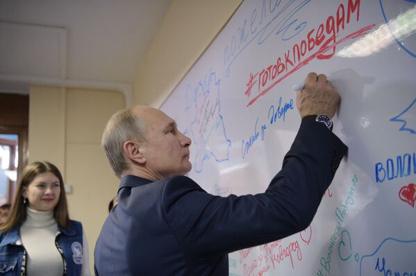 Президент РФ Владимир Путин во время встречи с волонтерами в своем предвыборном штабе в Гостином дворе в Москве - Sputnik Молдова