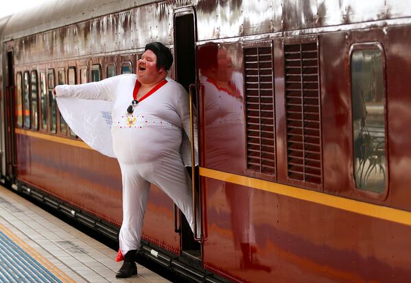 Шон Райт в костюме Элвиса Пресли выходит из поезда на центральном вокзале в Сиднее, Австралия - Sputnik Молдова