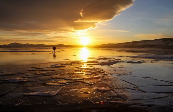 Люди на льду озера Байкал - Sputnik Молдова