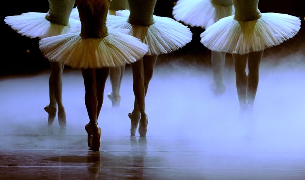 Танцовщицы из труппы The Spanish National Dance Company во время репетиции балета Дон Кихот в Королевском театра Маэстранса в Севилье, Испания - Sputnik Молдова